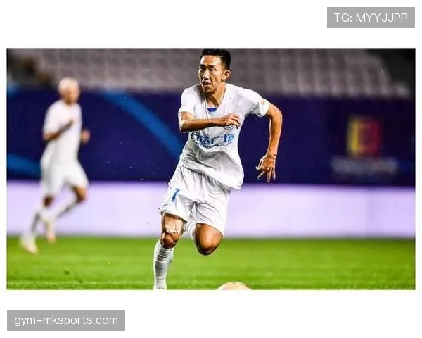 弗林蓬右路表现稳健,助力荷兰边路进攻持续提升 弗林蓬右路表现稳健,助力荷兰边路进攻持续提升